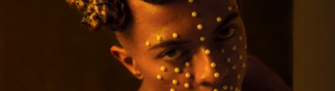 hombre con maquillaje 