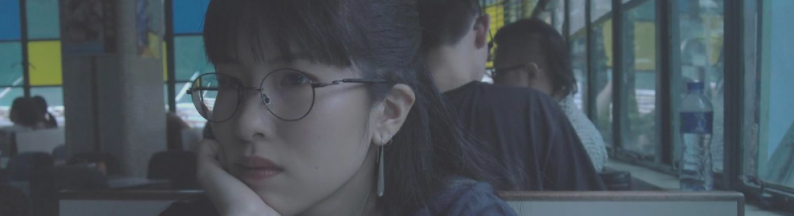 Mujer con gafas en cafeteria 