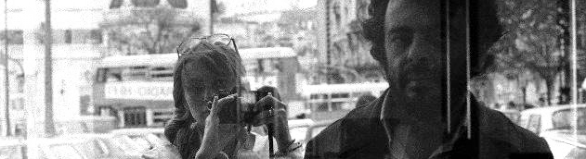 mujer viendo por una ventana con cámara