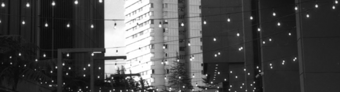 Foto de edificios a blanco y negro 