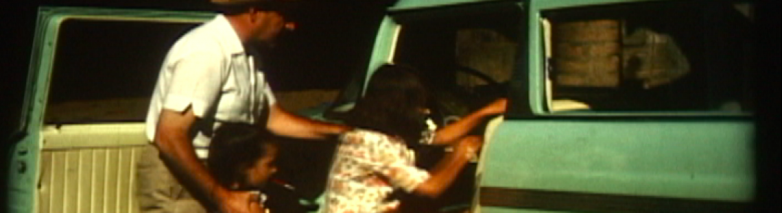 hombre con dos niñas subiendo a un carro