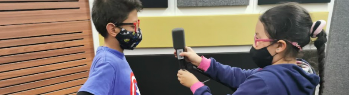 Niños grabando audio 