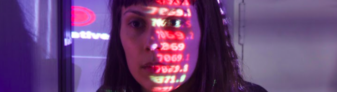 Mujer con reflejos de luz en la cara 