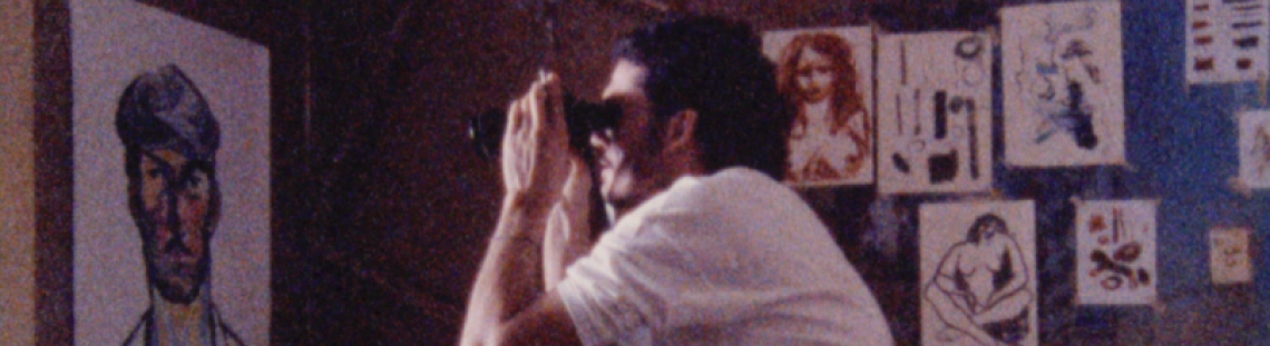 hombre mirando con binoculares 