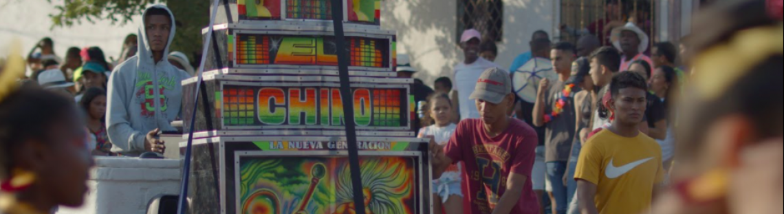 Hombres sobre un pico en el Carnaval de Barranquilla