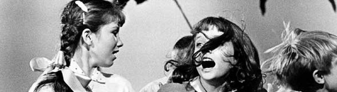 Niñas asustadas en foto de escena a blanco y negro
