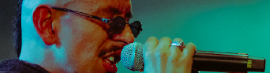 Hombre cantando 