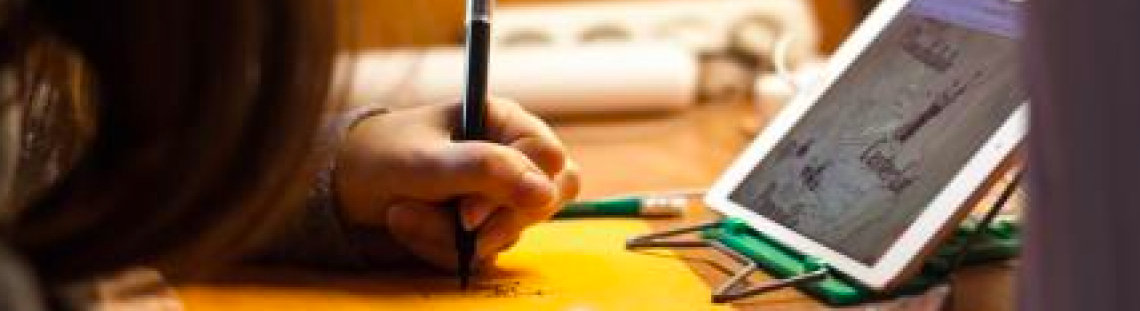 Manos de niño escribiendo 