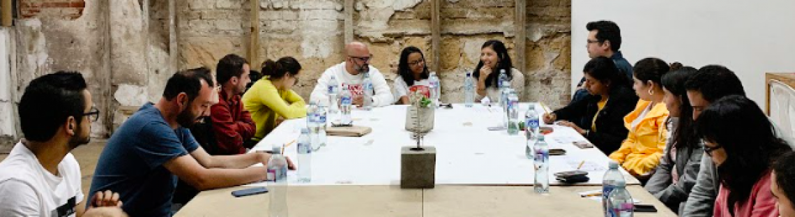 Grupo de personas en una sala de reuniones