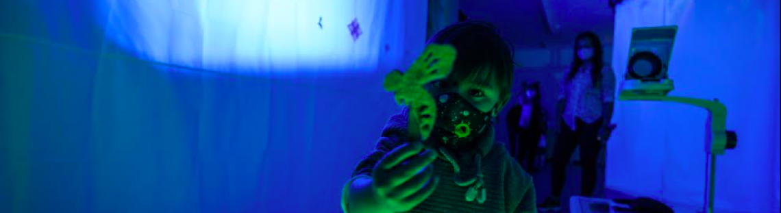 Niño en una sala neón