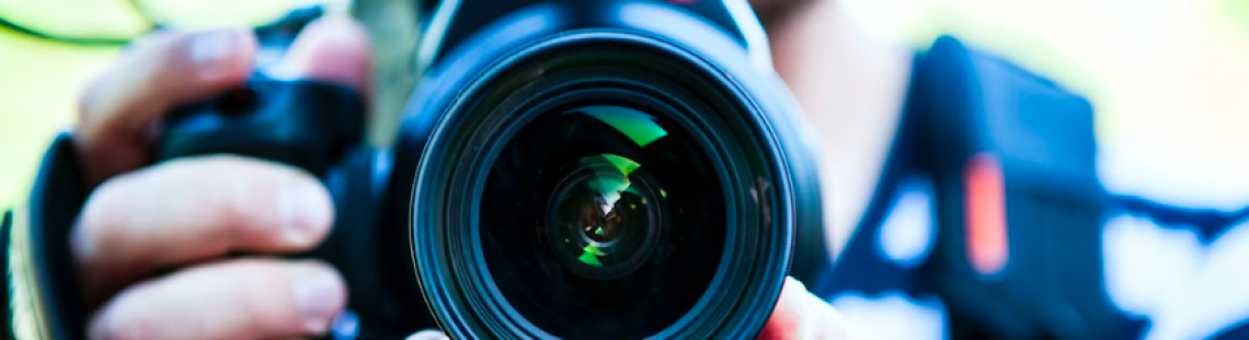Hombre con cámara fotografica 