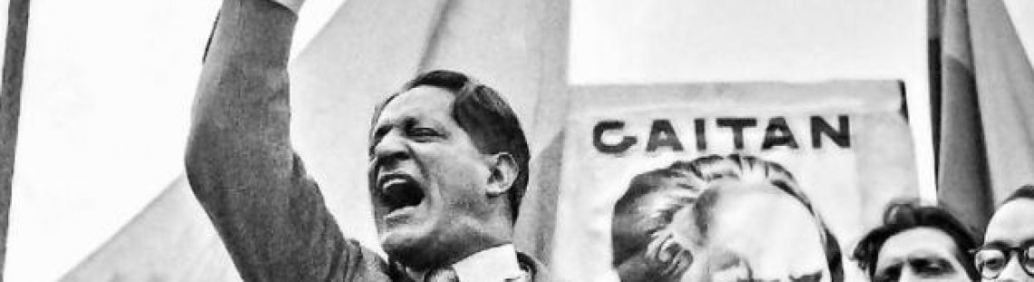 Hombre político con la mano arriba levantada 