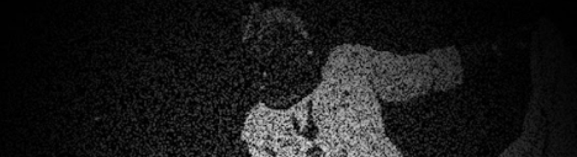 Imagen en blanco y negro mujer con traje blanco 