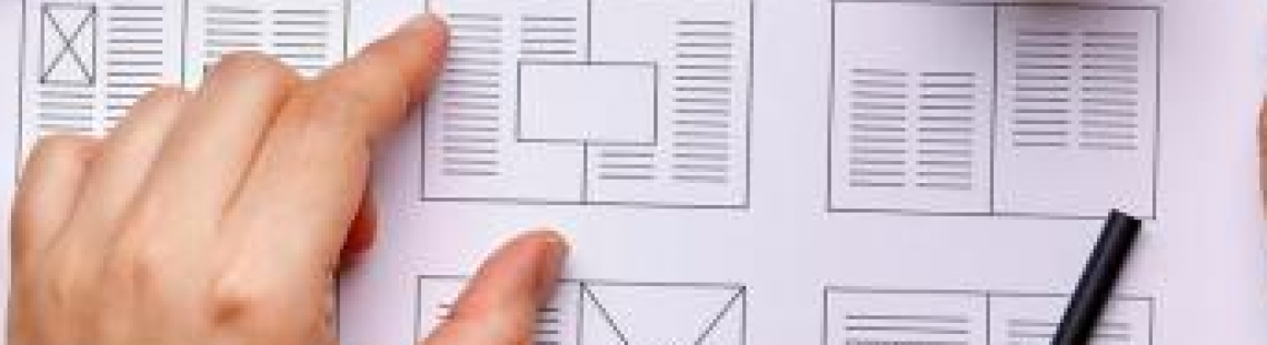 Gráfica de storyboard sobre un escritorio 