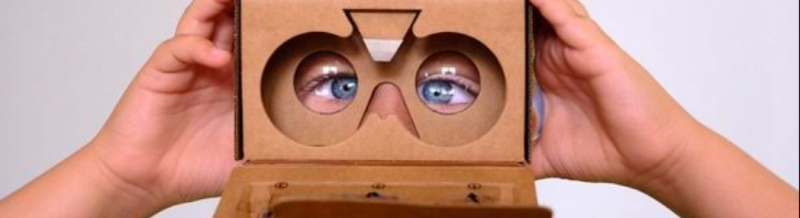Niño con gafas de 3d en cartón 