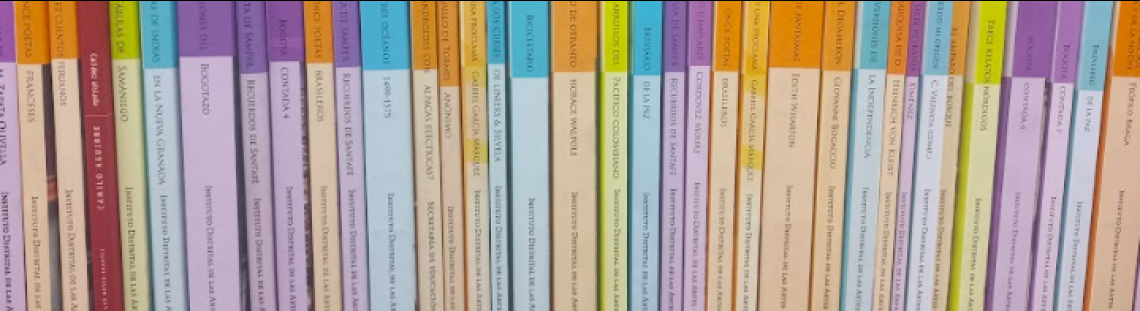 Libros en una biblioteca 