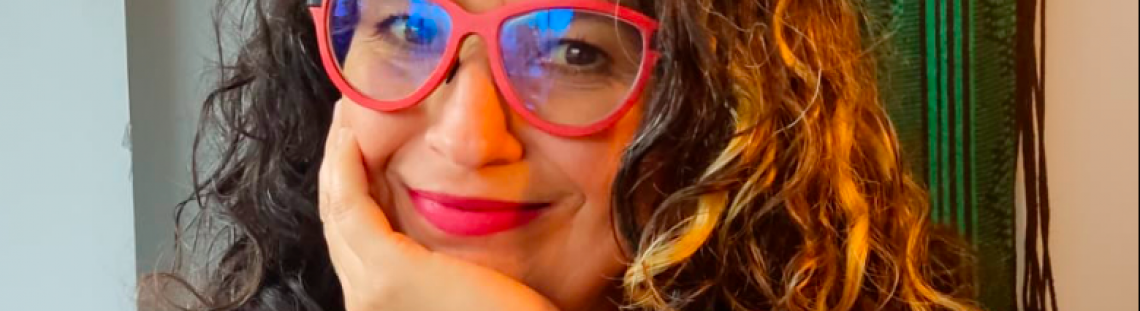 Mujer con gafas mirando de frente 