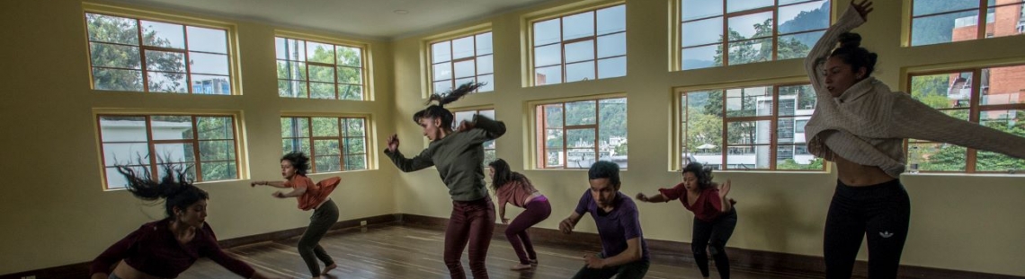 Bailarines en salón de la Casona de la Danza