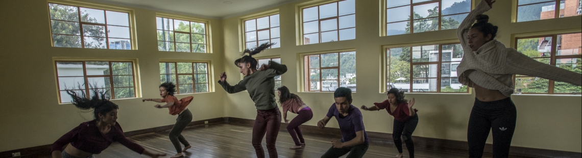 Bailarines en salón de la Casona de la Danza