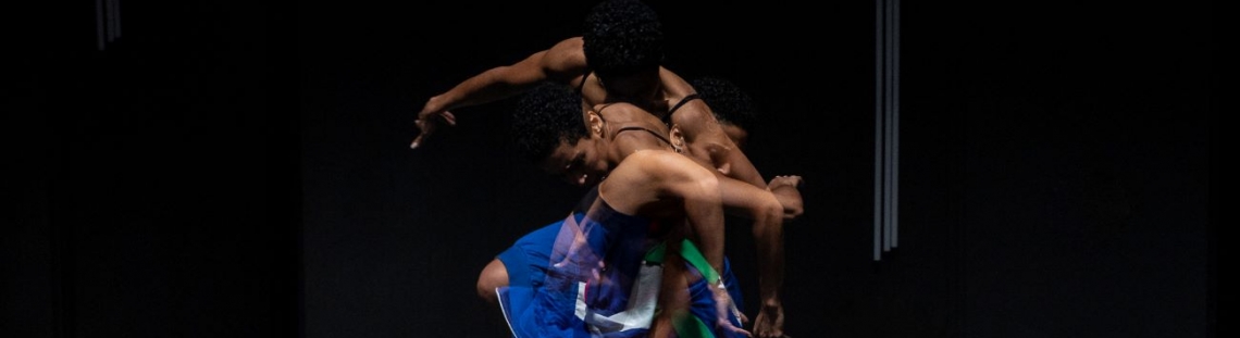 Bailarina francesa en escena con la obra Celulle