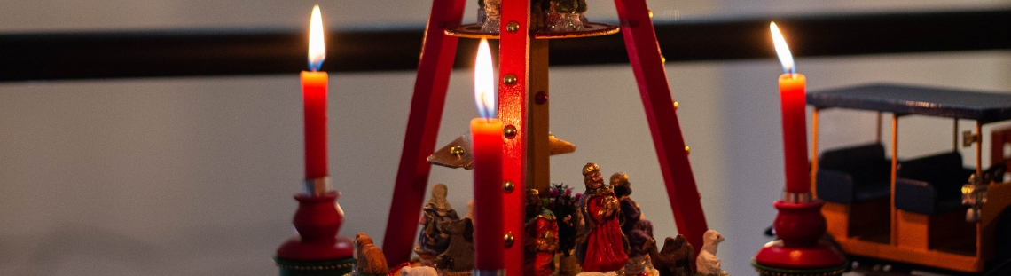 Adorno navideño sobre una mesa