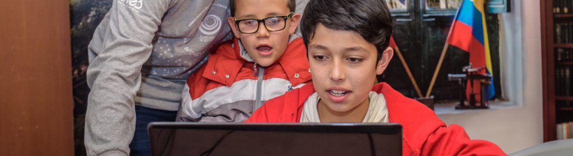 Niños interaqctuando con un computador