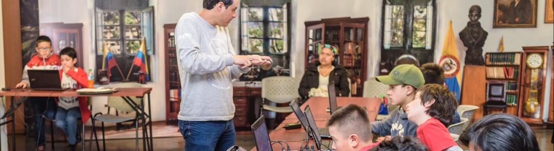 Niños y jóvenes participando en una actividad de aprendizaje.