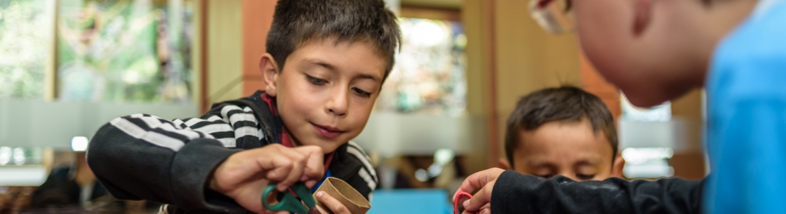 Niños participando en actividades acádemicas