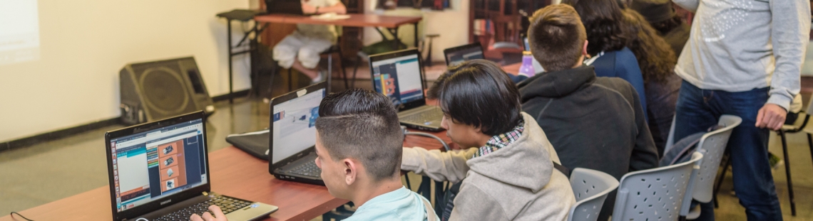 Jóvenes participando en una actividad de aprendizaje