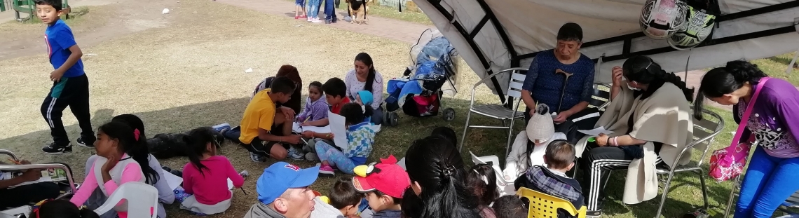 Personas participando de actividades recreativas en un parque