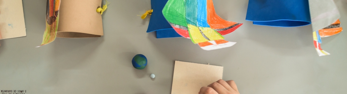 Un niño arma la parte de uno de los cohetes construidos con materiales reciclados. 