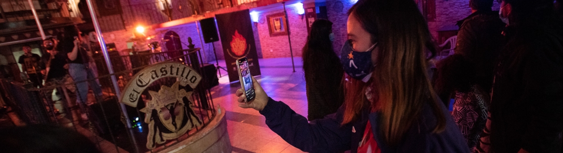 Mujer toma foto a escenario