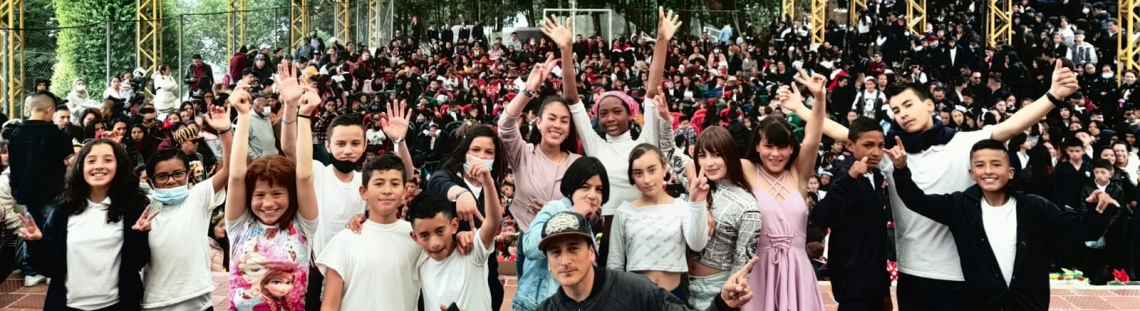 Personas reunidas posando para fotografía