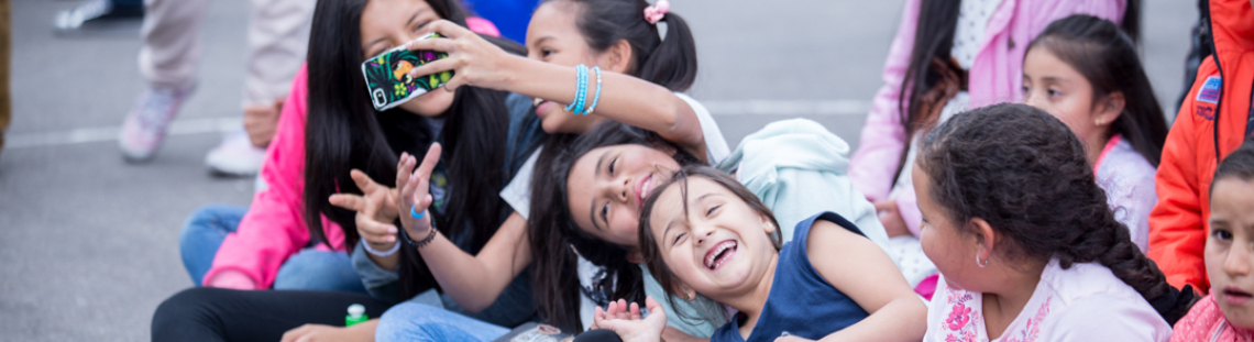 Niños disfrutando de actividades recreativas al aire libre