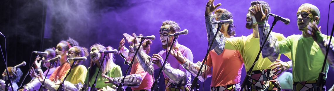 Grupo de personas en el escenario