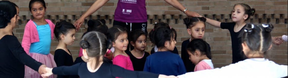 Niños participando en un juego en un recinto cerrado