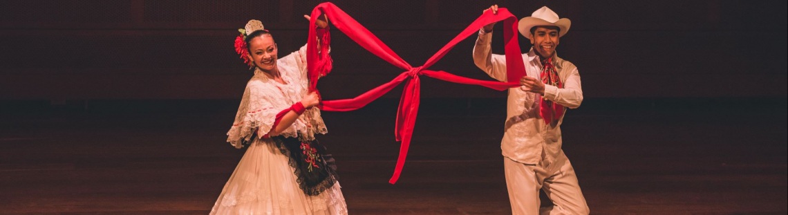 Danza en el Teatro Mayor Julio Mario Santo Domingo, foto de Mathew Valbuena