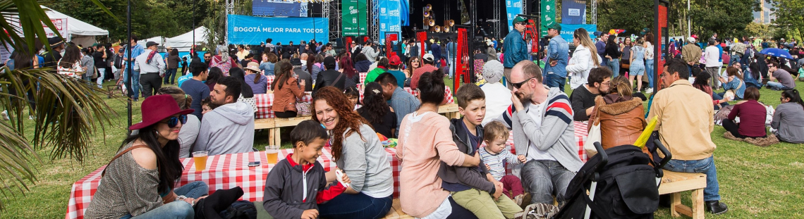 Personas participando en un pícnic en el Festival Colombia al Parque 