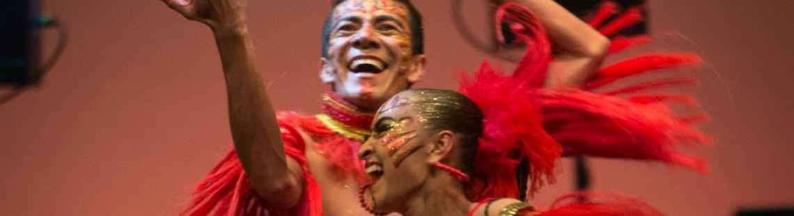 Pareja de bailarines danzando con traje rojo