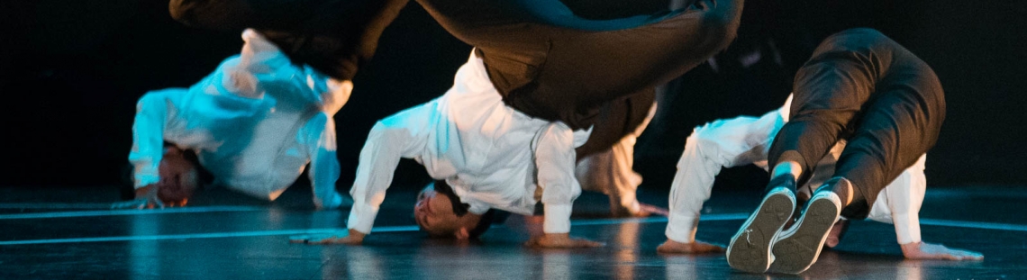 Hombres bailando en escenario