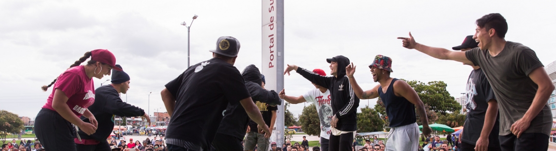 Hombres en tarima bailandpo rap