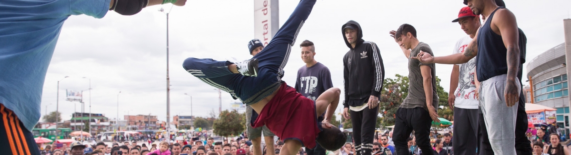 Hombres bailando break dance