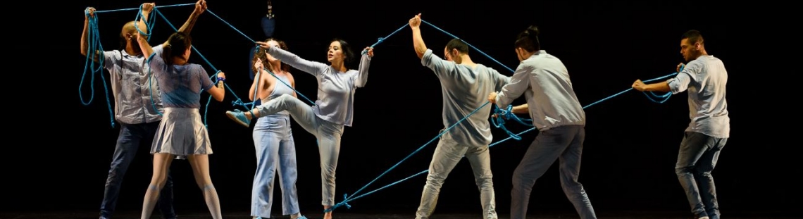 Bailarines en escena con la obra Dinamov