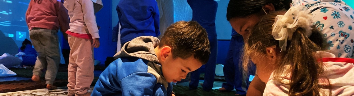 Familia jugando durante experiencia artística
