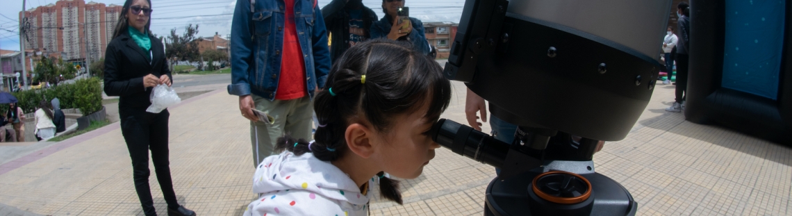 Imagen de niños observando por un telescopio 