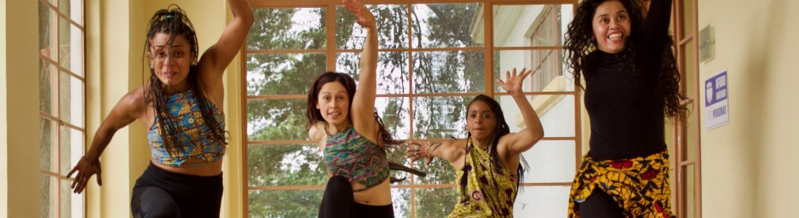 personas bailando en espacio cerrado