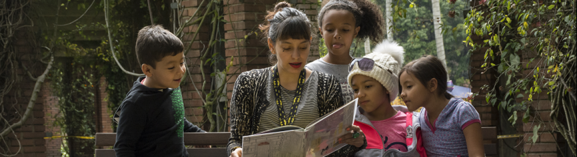 Niños compartiendo lectura con una maestra