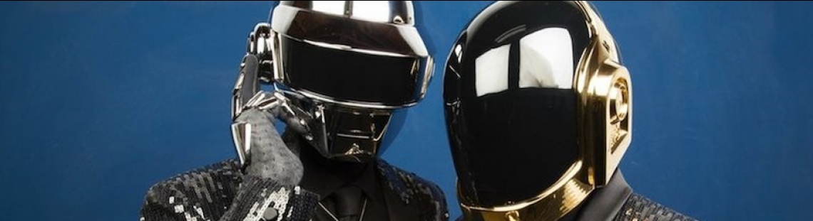 Integrantes de Daft Punk con cascos en fondo azul. 