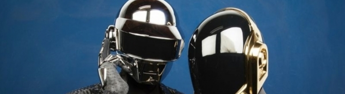 Imagen de los dos integrantes de Daft Punk con sus cascos en un fondo azul. 