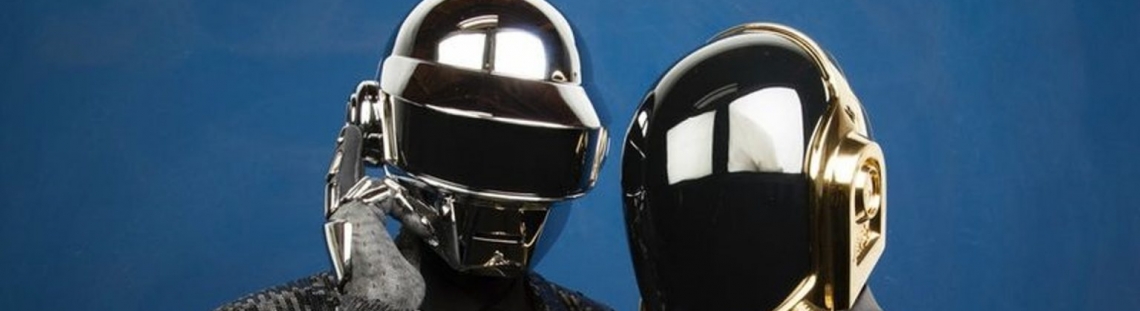 Integrantes de Daft Punk con cascos en fondo azul. 